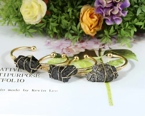 Vista 4 de Top Plaza Brazalete dorado para mujer, pulsera de piedras preciosas envueltas en cristal curativo natural, Piedra Cristal Gema Metal