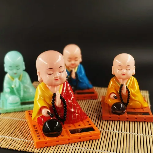Vista 4 de Bonita estatua budista monje con energía solar, figura de monje de Buda con cabeza sacudida, decoración de manualidades para el hogar
