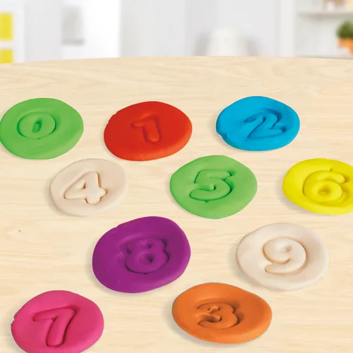 Vista 3 de Play-Doh Juego de números y formas con 17 herramientas y 20 barras de plastilina, suministros para el aula de regreso a la escuela, artes