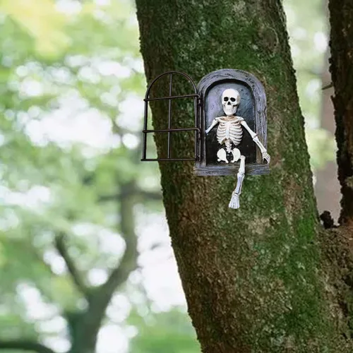 Vista 3 de Esqueleto de Halloween, la puerta, árbol, abrazador, estatua de jardín, cráneo, resina, falta de manos y piernas, escultura de cara de árbol