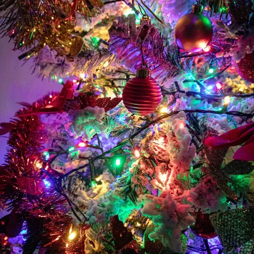 Vista 7 de MASHANG Mini luces, 18 pies, 50 luces LED de Navidad con temporizador y 8 modos, luz de cadena impermeable operada con 3 pilas AAA para decoración