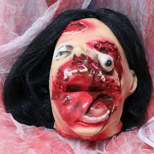 Vista 24 de RiceelSor Decoración colgante de cabeza dividida para Halloween, diseño de cadáver sangriento, de terror, de tamaño real, con peluca, disfraz