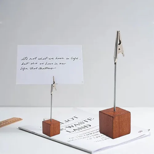 Vista 6 de 10 soportes de clip de notas con base de cubo de madera marrón, soportes de clip de cocodrilo para números de mesa, tarjetas de lugar, fotos