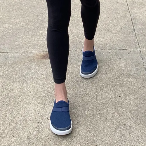 Vista 6 de OOFOS OOmg - Zapatos bajos, color azul marino y blanco, talla 10 para mujer, calzado de recuperación ligero, reduce el estrés en los pies