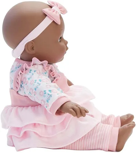 Vista 5 de Madame Alexander Muñeca Bebé Cuddles de 14 Pulgadas con Biberón, Rosa Floral, Tono de Piel Oscuro