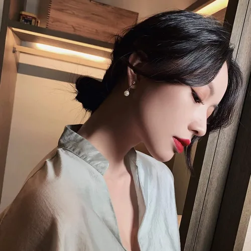 Vista 4 de Pendientes largos de perlas de imitación grandes para mujer, aretes colgantes de perlas de imitación de doble cara frontal y trasera, Perlas y cobre