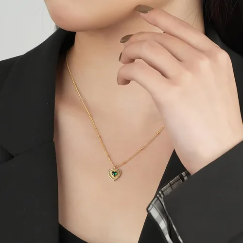 Vista 3 de Collar de clavícula de esmeralda en forma de corazón de oro de 14 quilates, el símbolo perfecto con colgante de esmeralda de amor y devoción