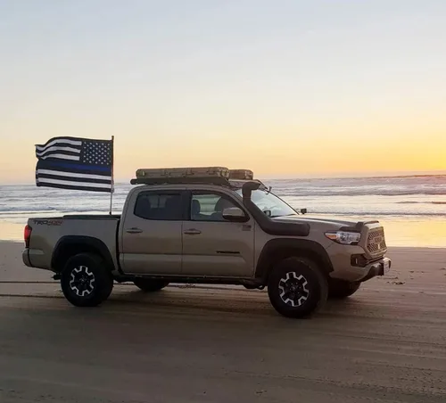 Vista 4 de iJDMTOY Kit de soporte de bandera de montaje lateral para carril de caja de camión, compatible con Toyota Tundra Tacoma, también otros camiones