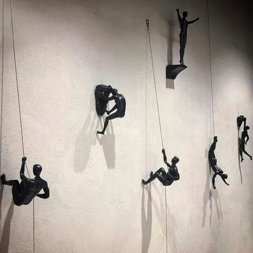 Vista 3 de Escultura de pared de hombre escalador – Decoración creativa hecha a mano para el hogar, figura de escalador colgante de resina única 3D para colgar