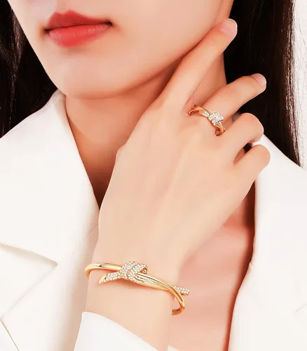 Vista 6 de RIMAYZI Pulsera chapada en oro de 14 quilates para mujer, pulsera de 2 pulgadas, apertura de nudo, anillo de oro ajustable, 2