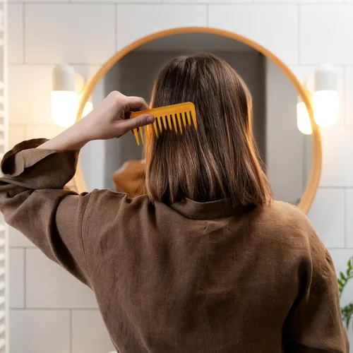 Vista 7 de Mini peine de dientes anchos, pequeño peine desenredante de viaje, peine de pelo rizado, peine portátil para ducha, peine húmedo para mujeres, peine
