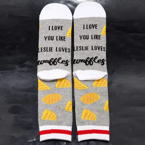 Vista 7 de JXGZSO 2 pares de parques y regalos inspirados en el rec I Love You Like Leslie Loves Waffles Calcetines Parques y Rec Fan Gift