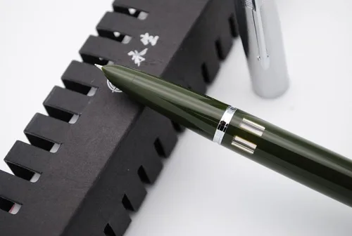 Vista 4 de czxwyst Pluma estilográfica Vacumatic con tapa de acero 601 (verde militar con ventana de tinta)