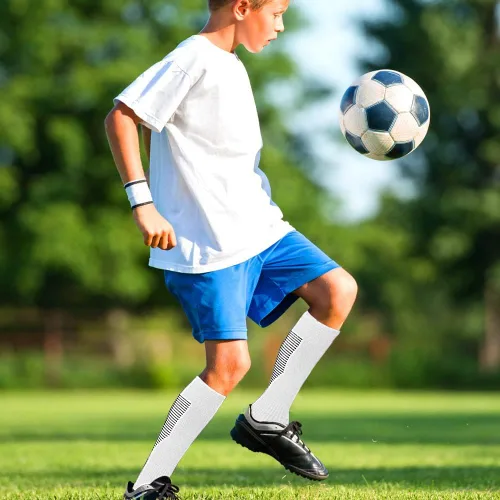 Vista 5 de ZEPOHCK Calcetines deportivos de fútbol para niños, 2 pares de calcetines altos hasta la rodilla para niños y niñas para zapatos de talla 3-6.5