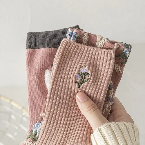 Vista 3 de CYee 3 pares de calcetines de color rosa con patrón de flores kawaii para mujer, calcetines bordados suaves y transpirables elásticos de tubo medio