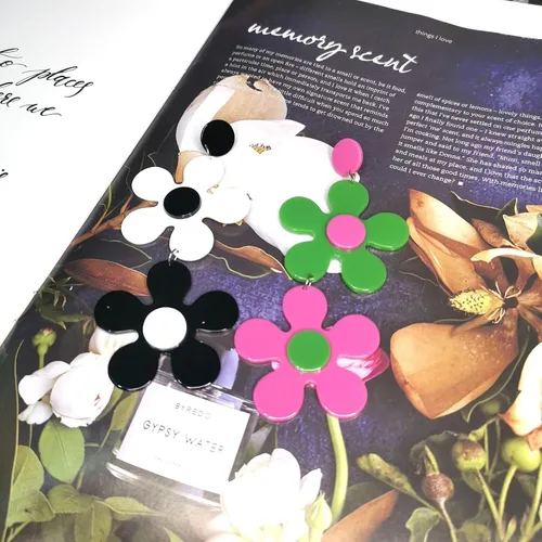Vista 4 de Caiyao Aretes colgantes de flores grandes de acrílico con margaritas grandes blancas y negras, aretes colgantes de pétalos de doble flor, aretes