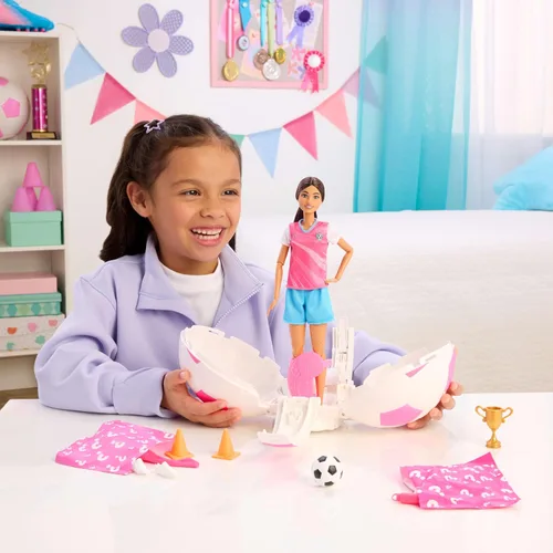Vista 2 de Barbie Muñeca y accesorios para jugador de fútbol Team Roll and Reveal