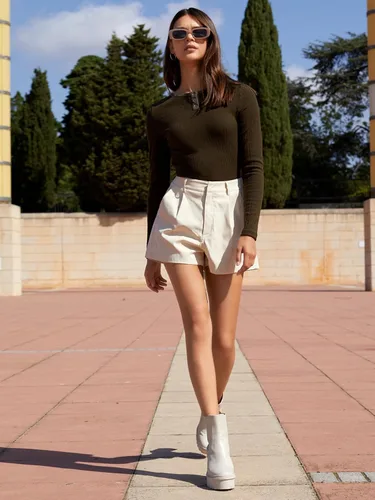 Vista 4 de Floerns Pantalones cortos casuales de cintura alta y pierna ancha con bolsillo para mujer