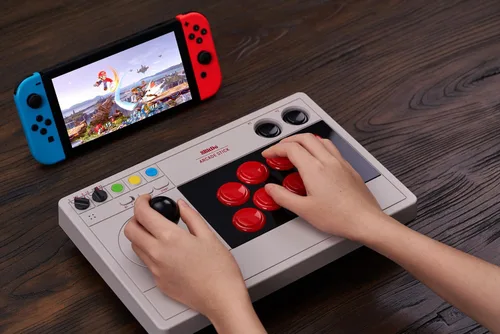 Vista 7 de 8BitDo Retro Arcade Fight Stick Joystick de 8 vías con 2 botones macro dedicados y función Turbo para Switch y PC Windows, compatible con Bluetooth