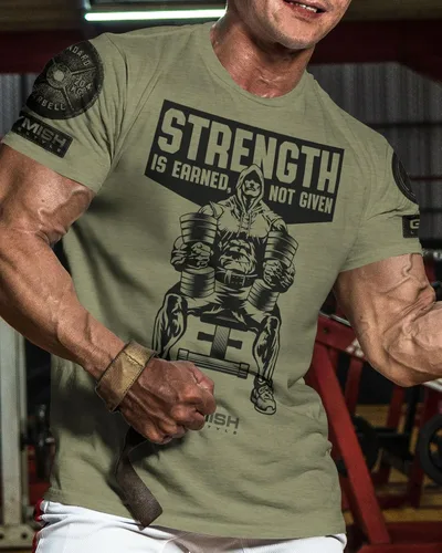 Vista 2 de Gymish Strength is Earned Not Given - Camiseta de entrenamiento para levantamiento de pesas para hombres