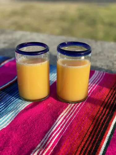 Vista 5 de Vasos mexicanos soplados a mano, juego de 6 vasos de jugo con bordes azul cobalto (8 onzas cada uno)
