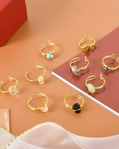 Vista 4 de Juego de 9 anillos de cristal curativo, anillos ajustables envueltos en alambre dorado de piedras preciosas irregulares para mujeres y niñas, cristal