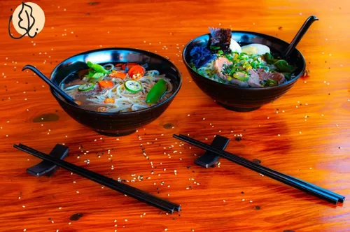 Vista 2 de Juego de 4 cuencos de ramen, 12 piezas Pho. Sopa japonesa asiática negra. Utensilio: cucharas y palillos. Melamina. Fideos grandes de 37 oz, arroz