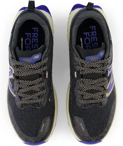 Vista 5 de New Balance - Zapatos de senderismo Fresh Foam X Hierro V7 para mujer negro/azul marino