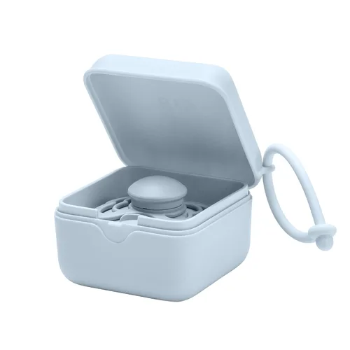 Vista 3 de BIBS Caja de chupete con lazo para almacenar y transportar chupetes Material 100% libre de BPA Diseñado y fabricado en Dinamarca Azul bebé