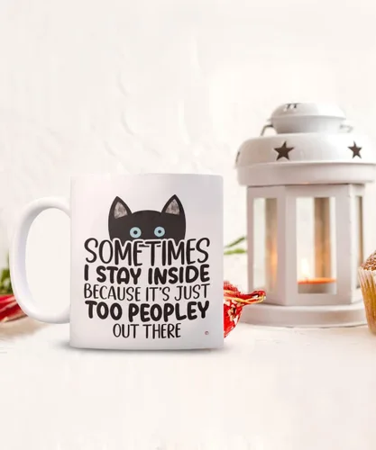 Vista 2 de ODDITEES Taza de café con texto en inglés «Sometimes I Stay Inside Because It's Just Too Peopley Out There», color blanco