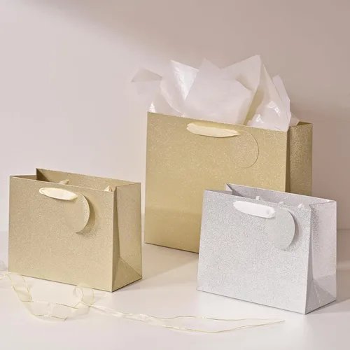 Vista 4 de PAPER FAIR 12 piezas surtidas de bolsas de regalo metálicas doradas plateadas con purpurina a granel con etiqueta, tamaño L 12.5' M 9