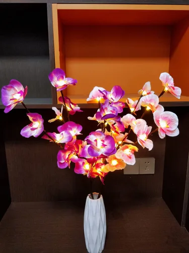 Vista 3 de Fantasee Luces de ramita de orquídea, 20 luces LED artificiales de rama de Phalaenopsis alimentadas por pilas, luces de decoración de ramas