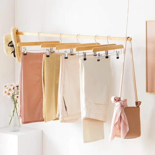 Vista 2 de SONGMICS Perchas de Madera para Pantalones, Paquete de 8 Perchas para Pantalones con Clips de Metal Ajustables Antioxidantes, Gancho Giratorio