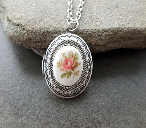 Vista 2 de Handmade Pink Rose Limoges Cameo Locket Necklace