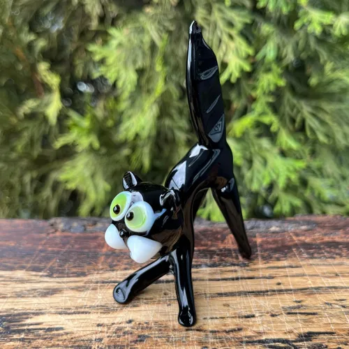 Vista 4 de Figura de gato de cristal negro – Escultura de gato en miniatura estilo Murano soplado a mano – Adorno de escritorio de gatito de cristal artístico