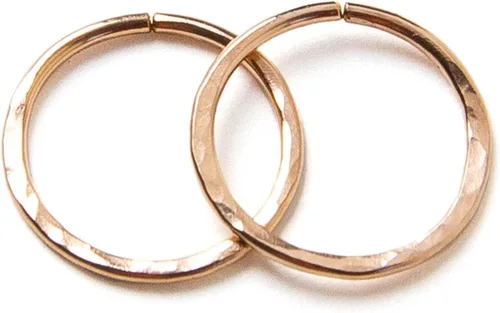 Vista 15 de Pequeños aros chapados en oro rosa martillado, mini aretes de aro, aretes de aro Huggie