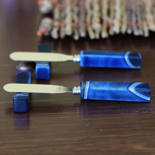 Vista 2 de NOVICA Restos esparcidores de ágata azul teñida, cuchillos de zafiro Deli' (par)