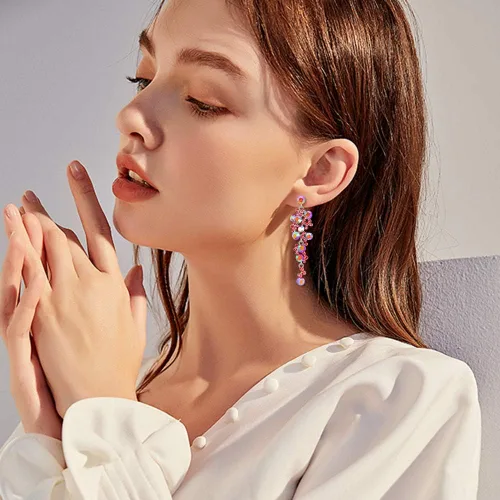Vista 3 de Flyonce Pendientes largos colgantes de cristal para mujer, estilo bohemio y floral