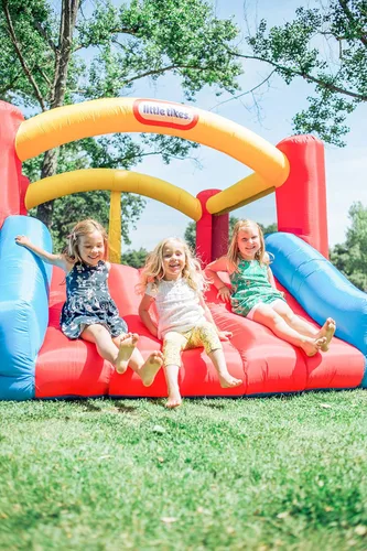 Vista 2 de Little Tikes Jump 'n Slide Bouncer Inflable Incluye Soplador de Servicio Pesado con GFCI, Estacas, Parches de Reparación y Bolsa de Almacenamiento