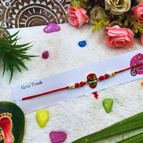 Vista 7 de AKRITSANS Iron Man Rakhi para hermano Marvel Rakhi hilo para Bhai Bhabhi Bhaiya y Bhatiji Veera Pulsera Raksha Bandhan Rakhi para hermano, hermana