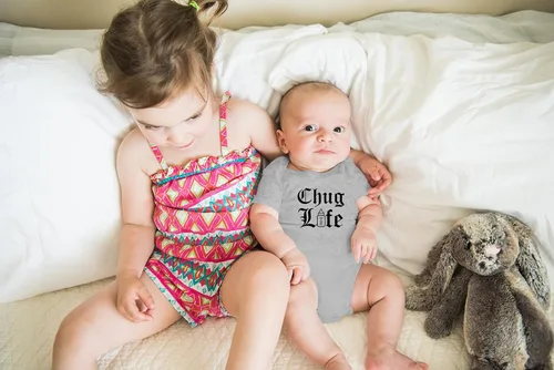 Vista 4 de AW Fashions Chug Life - Body para bebé divertido, lindo y cómodo - Ropa de moda para recién nacidos