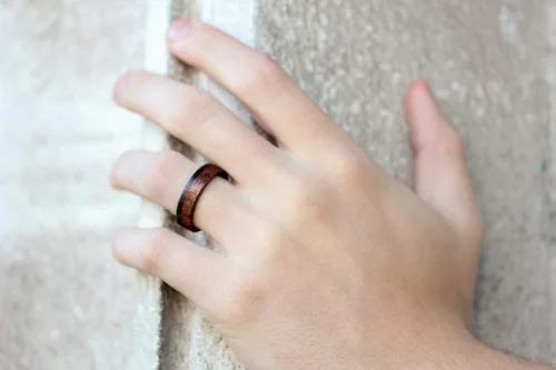 Vista 5 de Men's carbon fiber and bentwood ring. Modern and natural wooden caoba wedding band. Water resistant, very durable and hypoallergenic. (00405_7N)