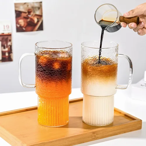 Vista 3 de Vaso de vidrio de borosilicato acanalado de 32 onzas con asa, tapa de bambú y popote (transparente, 1 unidad, tapa de bambú)