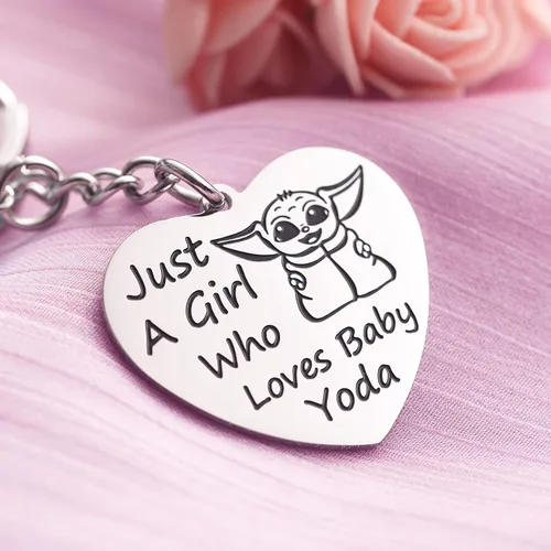 Vista 6 de Melix Home Regalos para bebé Yoda, lindo llavero mandaloriano, regalo para hija, adolescentes, niñas, llaveros de corazón Yoda, regalo de cumpleaños