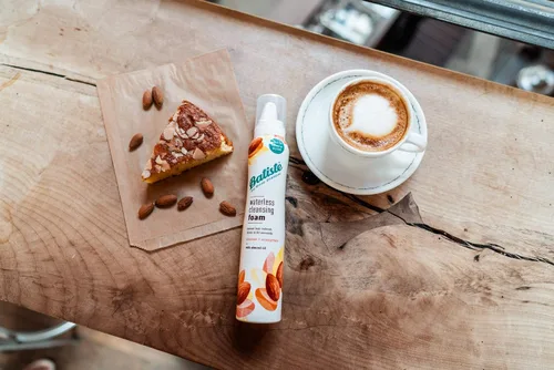 Vista 5 de Batiste - Espuma limpiadora sin agua y fortalecida con aceite de almendras, 3.60 onzas