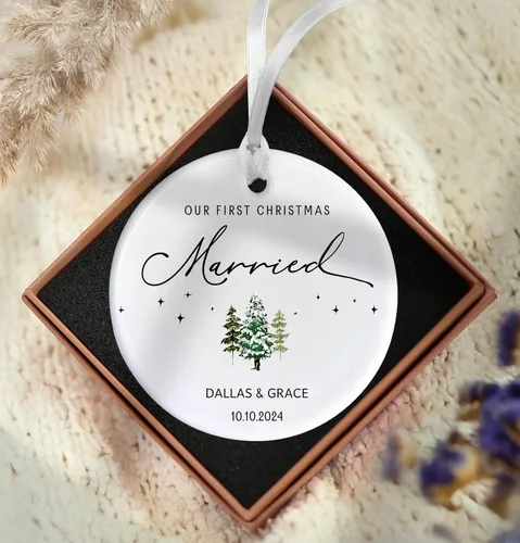 Vista 6 de Adorno personalizado de cerámica casada de nuestra primera Navidad (diseño C)