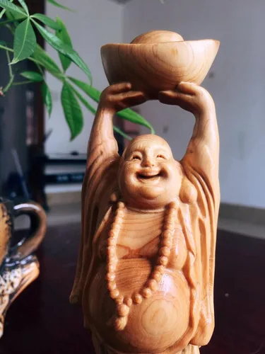 Vista 3 de Estatua de madera maciza de Feng Shui de Buda riendo sosteniendo lingote, figuras chinas de Buda feliz, riqueza suerte, decoración de oficina