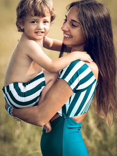 Vista 2 de IFFEI Traje de baño de una pieza a juego para la familia, traje de baño a rayas ahuecado monokini Mommy and Me Beachwear