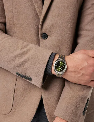 Vista 3 de Seiko Reloj clásico de cuarzo con esfera verde para hombre SUR377 Movimiento de cuarzo