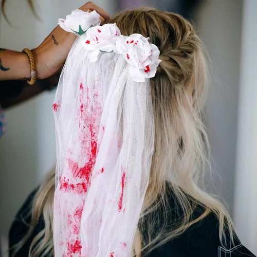 Vista 5 de Decoración de Halloween, velo de novia zombi, velo de flores sangrientas con peine, guirnalda de flores góticas, tocado de boda para fiesta